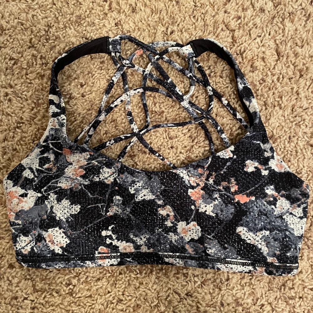 Lululemon size 4 sports bra in perfect condition